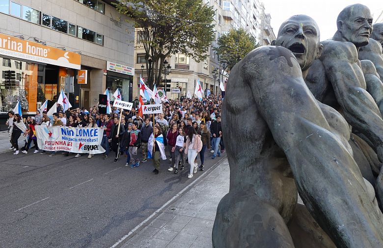 17-11-16 ManiFolgaEstudantilVigo14.JPG